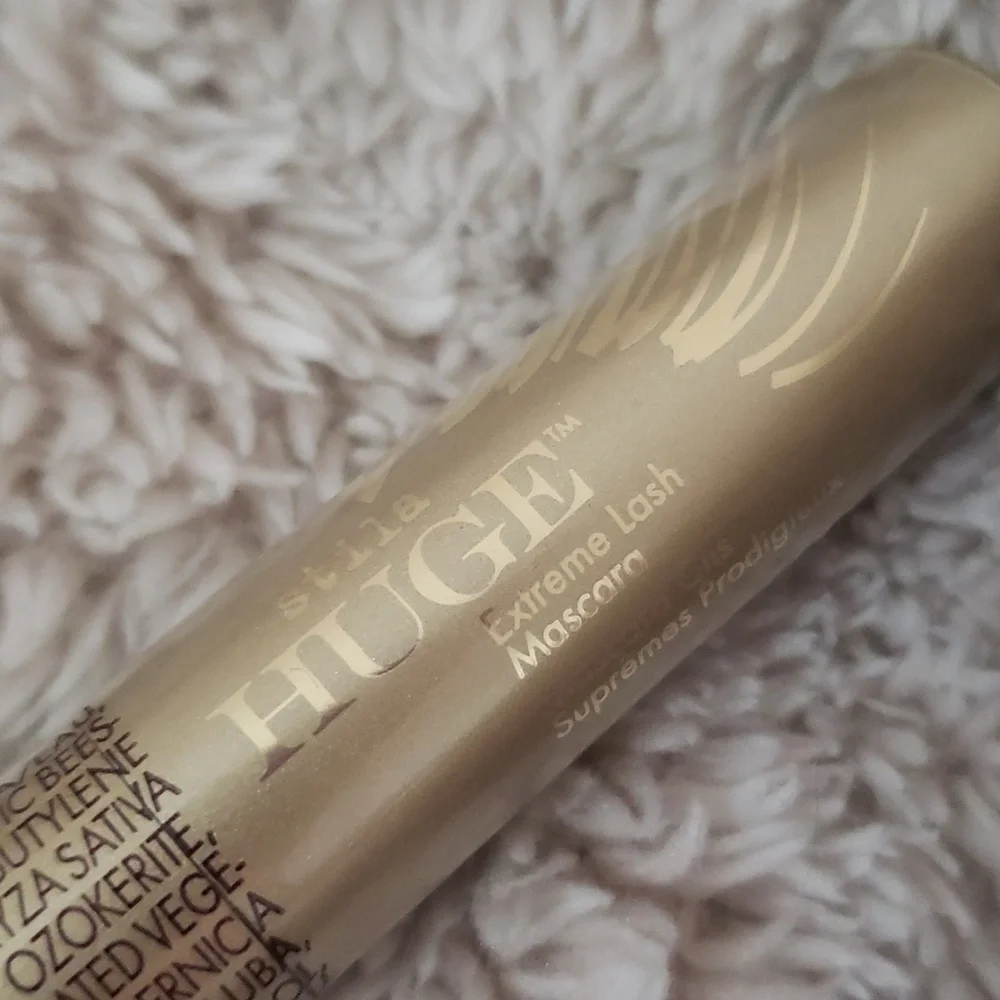 STILA HUGE EXTREME LASH MASCARA.